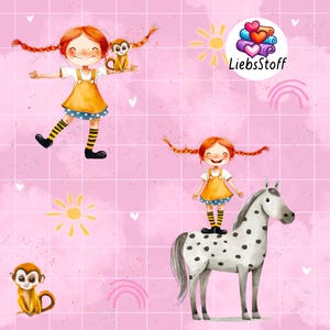 Könnte beinhalten: Rosa Stoff mit einem sich wiederholenden Muster eines Cartoon-Mädchens mit roten Zöpfen, das ein orangefarbenes Kleid und schwarz-gelb gestreifte Socken trägt. Ein Affe, eine Sonne, ein Regenbogen und ein geflecktes Pferd sind ebenfalls abgebildet.