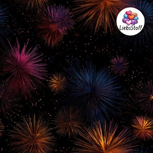 Puede incluir: Una tela negra con un patrón repetitivo de fuegos artificiales vibrantes en tonos rosa, naranja, azul y morado. El diseño incluye puntos dorados dispersos y un logotipo circular en la esquina superior derecha con el texto LiebsStoff.