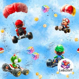 Puede incluir: Un diseño de tela con personajes de un videojuego, incluyendo un personaje vestido de rojo con paracaídas, un dinosaurio verde y un personaje con gorro verde, todos en karts. El fondo es un cielo azul claro con monedas de oro y dados coloridos.