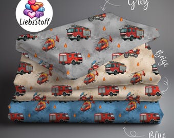 Puede incluir: Pila de tela estampada con motivos de camiones de bomberos rojos, helicópteros amarillos y motos. La tela está disponible en gris, beige y azul. El logotipo de la marca es visible en la esquina superior izquierda.