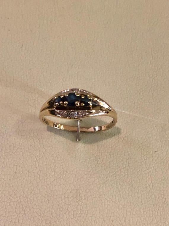 Ladies vintage 9ct Gold ring set with Diamonds and Blue sapphires