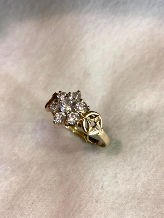 9ct Ladies solid gold cluster ring - image 2