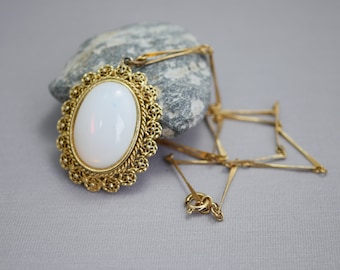 White Opal Glass Pendant Necklace on Bar Chain 18 Inches Long CV26