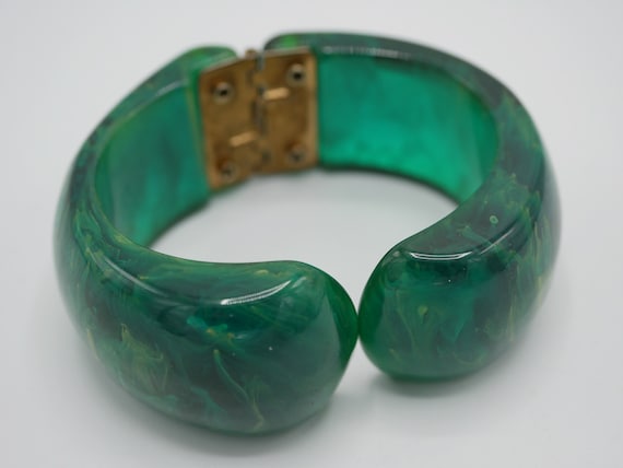 Vintage Hinged Bakelite Bracelet Green Marble Bak… - image 1