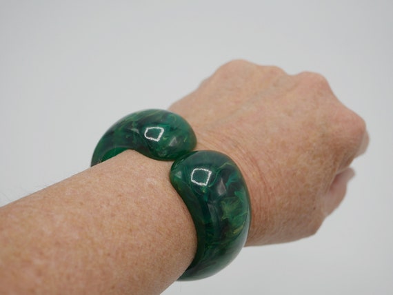 Vintage Hinged Bakelite Bracelet Green Marble Bak… - image 4