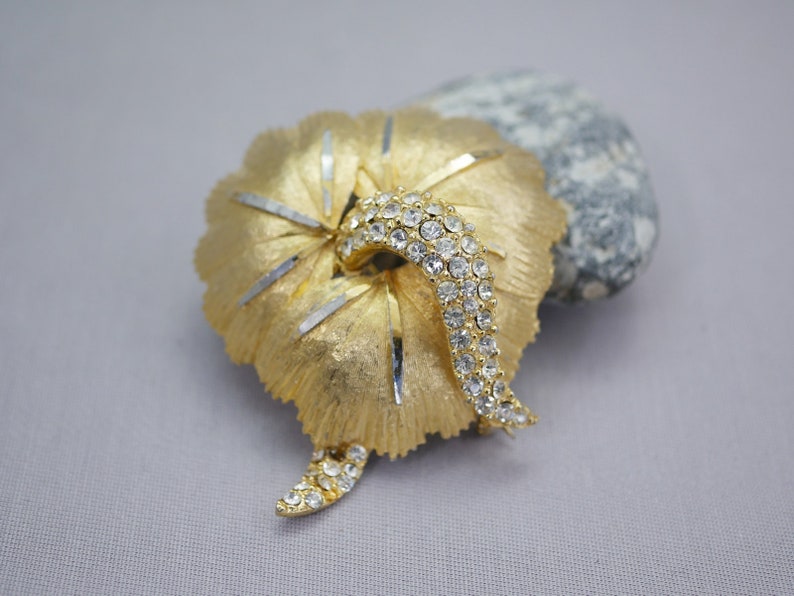 Vintage Gold Rhinestone Flower Pin Bold Floral Pin Brooch with Rhinestone Stamin CN3