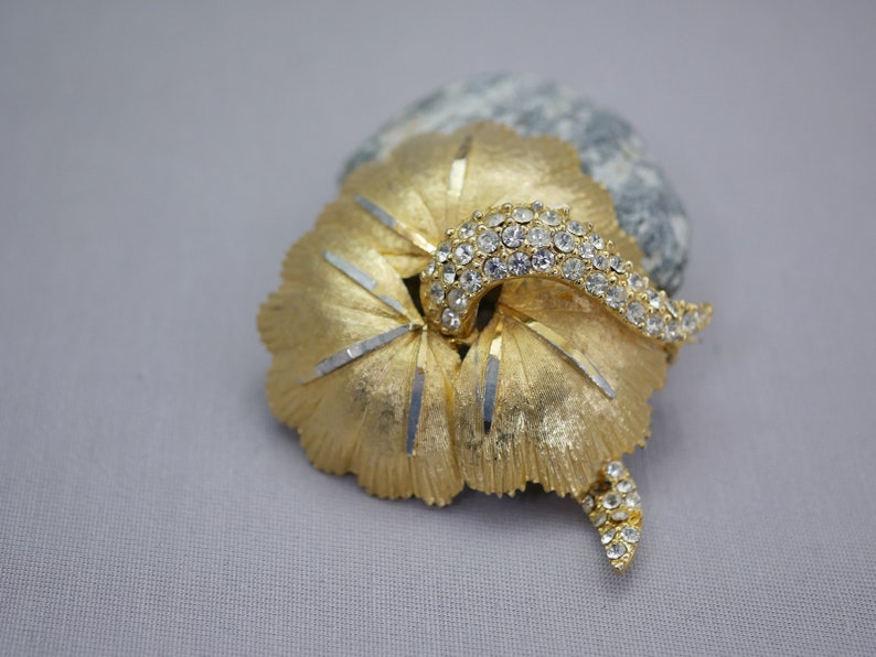 Vintage Gold Rhinestone Flower Pin Bold Floral Pin Brooch with Rhinestone Stamin CN3
