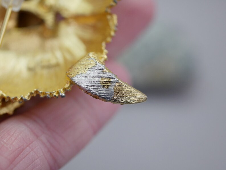 Vintage Gold Rhinestone Flower Pin Bold Floral Pin Brooch with Rhinestone Stamin CN3