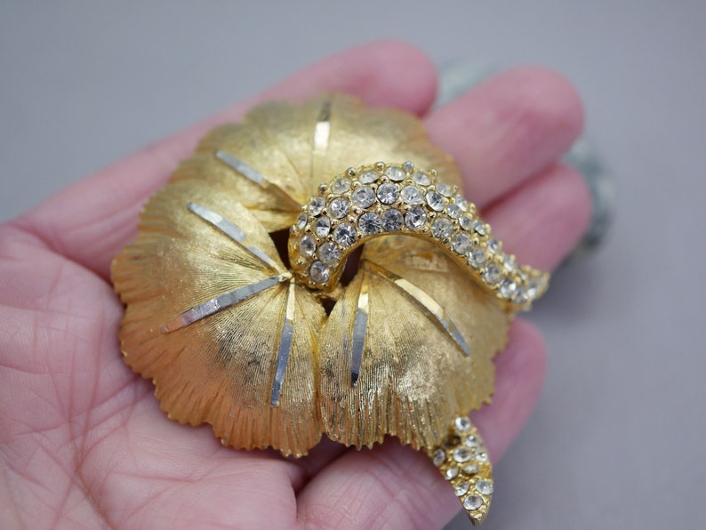 Vintage Gold Rhinestone Flower Pin Bold Floral Pin Brooch with Rhinestone Stamin CN3