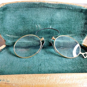 Antique Ladies Magnifying Glasses Pince Nez Floating Frame with Hook for Chain
