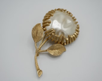 Vintage Sarah Coventry Gold Faux Pearl Flower Pin