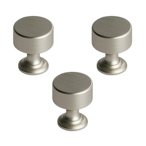 Könnte beinhalten: Drei Schrankknöpfe aus gebürstetem Nickel mit zylindrischer Oberseite und Sockel. Die Knöpfe haben ein modernes Design und eine matte Oberfläche, geeignet für Schubladen und Schränke. Die Hardware ist aus Metall.
