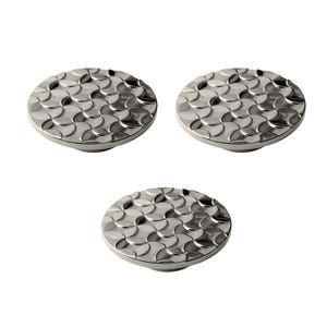 Può includere: Tre oggetti circolari color argento con un motivo ripetuto e strutturato. Il motivo è costituito da forme curve interconnesse, creando una superficie decorativa. Gli oggetti sono uniformemente distanziati su uno sfondo bianco.