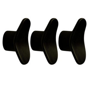 Puede incluir: Tres perchas de pared de color bronce oscuro. Cada gancho tiene una base cilíndrica y un diseño curvo en forma de ala. Los ganchos están espaciados uniformemente y parecen ser de metal, adecuados para colgar objetos.