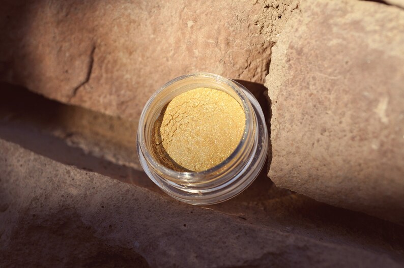 Triforce 3g Pigmented Mineral Eye Shadow Jar with Sifter image 1