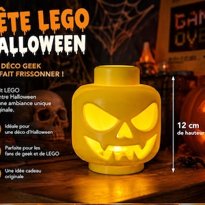Può includere: Un contenitore in plastica gialla a forma di testa in stile LEGO con un volto di zucca di Halloween intagliato, caratterizzato da occhi triangolari e una bocca frastagliata. L'oggetto è alto 12 cm ed è illuminato internamente da una luce calda.