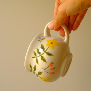 Caneca de cerâmica pintada à mão 300 — Xícara de café floral com abelhas e frutos silvestres, interior laranja, caneca de jardim botânico, presente para a mãe, peça única
