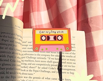 Marcapáginas magnético con diseño de cinta de casete "Car Crying Sesh" / Marcapáginas divertido de los 90 / Regalo retro para amantes de los libros