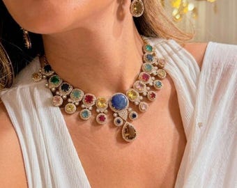 Conjunto de collar nupcial multicolor con piedras Kundan y pendientes a juego / Joyería india para fiestas y bodas