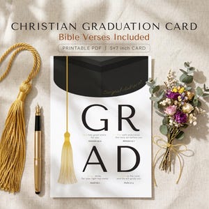 Puede incluir: Una tarjeta de graduación cristiana con versículos bíblicos, con un diseño de birrete negro y la palabra "GRAD" en letras grandes. La tarjeta incluye el texto "¡Enhorabuena!" y es un PDF imprimible de 12,7 x 17,8 cm. Una borla y un bolígrafo dorados están a la izquierda.