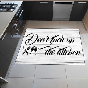 Może przedstawiać: Rustykalny drewniany szyld z napisem "Welcome to our home" w stylu ręcznym. Szyld ma postarzaną powierzchnię i prosty, zachęcający design, idealny na ganek lub do przedpokoju.