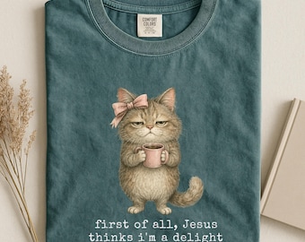 Camiseta Comfort Colors, "Primero que nada, Jesús piensa que soy una delicia", camiseta cristiana divertida, camiseta de café con gato y lazo, linda camiseta cristiana retro