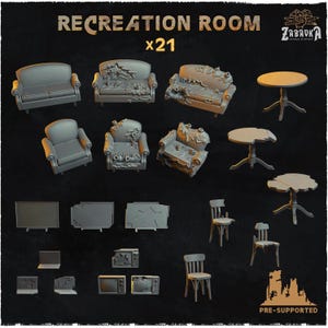 Op de afbeelding: Een verzameling miniatuur grijze meubelstukken, waaronder banken, fauteuils, tafels, stoelen, televisies en laptops. De tekst "RECREATION ROOM x21" staat bovenaan. Sommige meubels hebben een verweerde uitstraling. Rechtsonder staat "PRE-SUPPORTED".