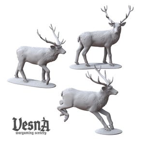 Könnte beinhalten: Drei graue Hirschfiguren in verschiedenen Posen, jede mit großem Geweih. Einer steht, einer geht und einer springt. Das Logo von Vesna Wargaming Scenery befindet sich unten.