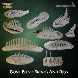 Può includere: Una collezione di frammenti ossei biancastri, spine e costole, disposti su uno sfondo verde scuro. Il testo "BONE BITS - SPINES AND RIBS" è in basso. Il logo Voy Forges è in alto a sinistra e "presupported" in alto a destra.