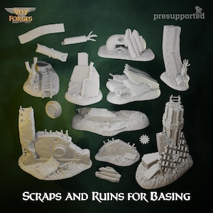 Op de afbeelding: Een verzameling witte, 3D-geprinte miniatuur terreinstukken, waaronder gebouwfragmenten, pijpen en puin. De tekst "SCRAPS AND RUINS FOR BASING" staat onderaan. Het Voy Forges-logo staat linksboven.