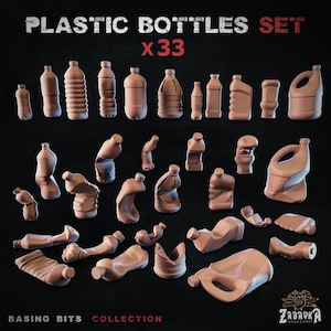 Pode incluir: Um conjunto de 33 garrafas de plástico em várias formas, algumas intactas e outras amassadas. As garrafas são de cor castanho claro, com o texto "PLASTIC BOTTLES SET X33" no topo. Fundo preto.