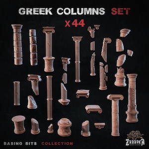 Op de afbeelding: Een verzameling van 44 miniatuur Griekse zuilen in verschillende maten en staat van onderhoud. De zuilen zijn lichtbruin van kleur en staan op een donkere achtergrond. De tekst "GREEK COLUMNS SET x44" staat bovenaan.