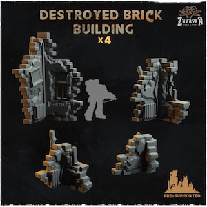 Peut inclure: Quatre modèles de bâtiments en briques détruits, gris et pré-supportés. Les modèles présentent des détails de maçonnerie, avec des sections de murs et de portes. Le texte "DESTROYED BRICK BUILDING x4" est en haut de l'image.