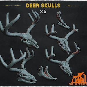 Peut inclure: Un ensemble de six crânes de cerf gris avec bois, comprenant trois crânes complets et trois mâchoires. L'image présente le texte DEER SKULLS x6 en haut et PRE-SUPPORTED en bas à droite, sur un fond sombre et texturé.