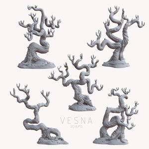 Peut inclure: Cinq sculptures d'arbres stylisés gris avec des troncs et des branches torsadés. Les arbres ont un aspect texturé et sont placés sur un fond blanc. Le texte "VESNA SCULPTS" est visible dans l'image.