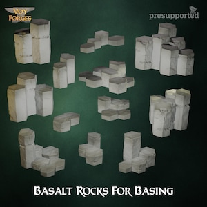Op de afbeelding: Een verzameling grijze basaltgesteenteformaties voor basing, in verschillende vormen en maten. De afbeelding bevat de tekst "Basalt Rocks for Basing" en het Voy Forges-logo. De rotsen zijn voorgeïnstalleerd.