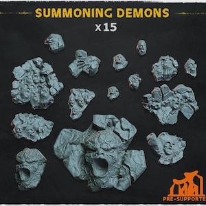 Peut inclure: Un ensemble de 15 pièces de terrain miniatures en résine grise intitulé SUMMONING DEMONS. La collection présente diverses formations rocheuses avec des visages et des mains sculptés émergeant des surfaces en pierre, avec des détails pré-supportés.