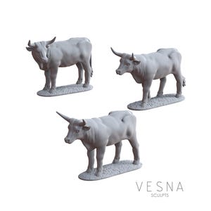 Op de afbeelding: Drie grijze stierbeelden in verschillende poses, elk op een getextureerde basis. De sculpturen hebben gedetailleerde hoorns en gespierde lichamen. De tekst "VESNA SCULPTS" staat in de rechterbenedenhoek van de afbeelding.