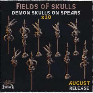 Puede incluir: Diez cráneos de demonio en miniatura de color gris montados en lanzas, con detalles intrincados de cuernos y bases de cráneos apilados. La imagen incluye el texto FIELDS OF SKULLS, DEMON SKULLS ON SPEARS x10, AUGUST RELEASE y el logo de Zabavka Workshop.