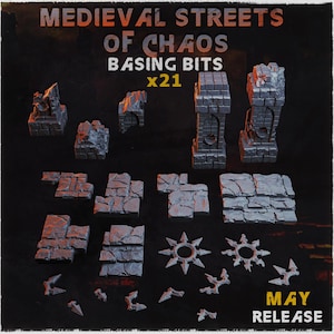 Puede incluir: Un conjunto de piezas de base en miniatura grises para juegos de mesa. El conjunto incluye muros de piedra, secciones de torres y elementos decorativos. El texto "MEDIEVAL STREETS OF CHAOS" y "BASING BITS x21" son visibles. También está presente el texto "MAY RELEASE".