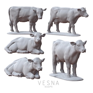 Könnte beinhalten: Fünf graue Kuhskulpturen in verschiedenen Posen. Zwei Kühe stehen, eine mit Eutern. Zwei liegen, und eine steht. Die Skulpturen stehen auf einem hellen Sockel. Der Text "VESNA SCULPTS" befindet sich unten im Bild.