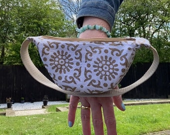 Beige patterned wrist bag / Mini dumpling bag