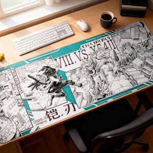Pode incluir: Um tapete de mesa retangular grande com uma borda verde-azulado e uma ilustração em preto e branco em estilo anime. O tapete apresenta personagens e texto, incluindo "VIII VS. YEAH!!" e caracteres japoneses. Um teclado, mouse e outros itens de mesa são visíveis.