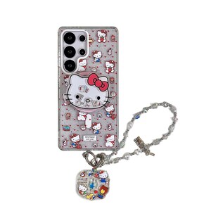 Może przedstawiać: Przezroczyste etui na telefon z motywem Hello Kitty, z dużą twarzą Hello Kitty i mniejszymi ilustracjami postaci. Zawiera srebrną bransoletkę z zawieszkami z wisiorkiem. Etui na telefon ma napis "kitty happy new year".