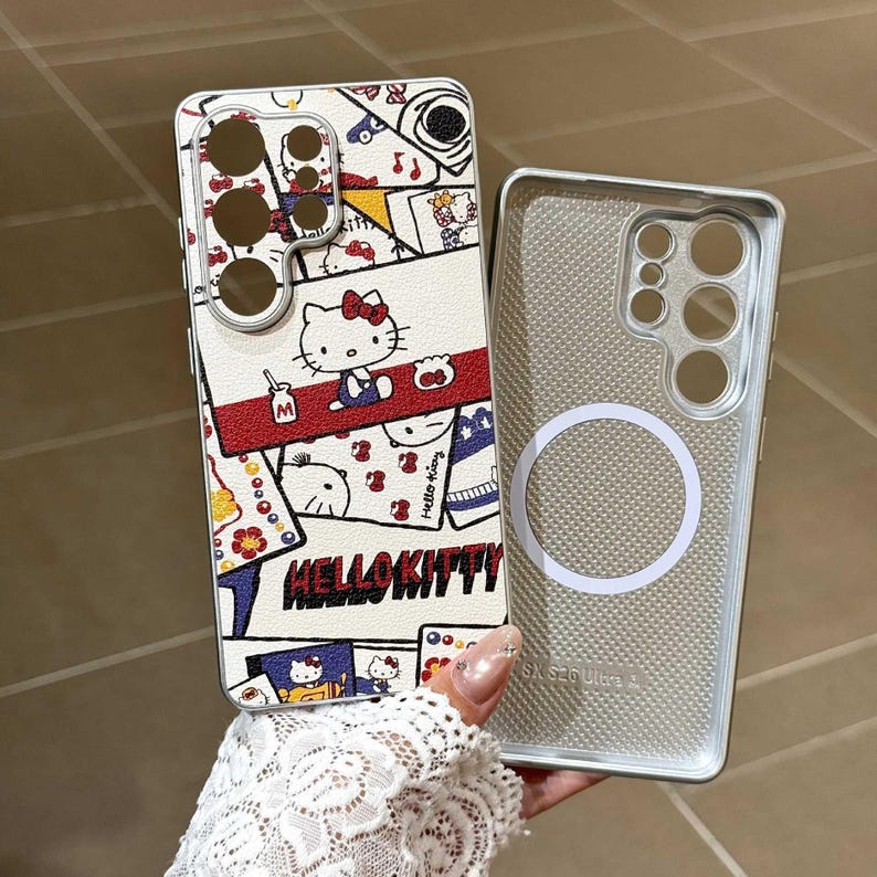 Peut inclure: Coque de t&eacute;l&eacute;phone blanche avec un motif Hello Kitty, avec des d&eacute;tails rouges, bleus et jaunes. L'&eacute;tui pr&eacute;sente un collage d'images et les mots "Hello Kitty". Un &eacute;tui de t&eacute;l&eacute;phone transparent est &agrave; c&ocirc;t&eacute;.
