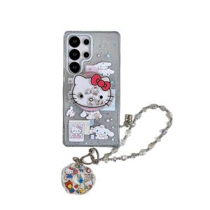 Może przedstawiać: Przezroczyste etui na telefon z motywem Hello Kitty, z czerwoną kokardą i r&oacute;żnymi ilustracjami postaci. Zawiera pasek z koralik&oacute;w i zawieszkę z wieloma postaciami.