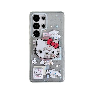 Może przedstawiać: Przezroczyste etui na telefon z błyszczącym tłem i wzorem Hello Kitty. Etui przedstawia dużą postać Hello Kitty z czerwoną kokardą, a także inne postacie z kresk&oacute;wek i małe ilustracje. Etui jest przeznaczone do smartfona.
