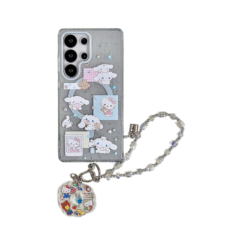 Może przedstawiać: Przezroczyste etui na telefon z kresk&oacute;wkowym wzorem z Hello Kitty i innymi postaciami. Etui ma srebrny łańcuszek z perłami i zawieszkę z postaciami z kresk&oacute;wek. Etui na telefon jest przeznaczone do smartfona.