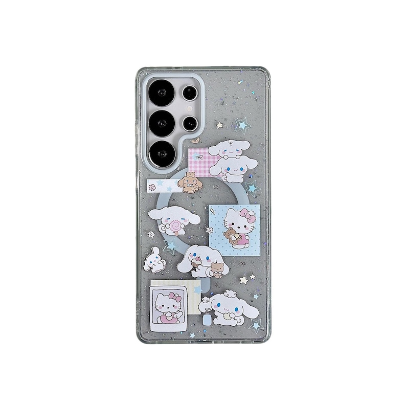 Może przedstawiać: Przezroczyste etui na telefon z błyszczącym szarym tłem i wieloma naklejkami z postaciami z kresk&oacute;wek. Naklejki zawierają Hello Kitty i inne postacie w r&oacute;żnych pozach. Etui na telefon ma moduł aparatu z trzema obiektywami.