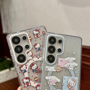 Może przedstawiać: Dwa przezroczyste etui na telefon z postaciami z kresk&oacute;wek. Jedno etui przedstawia postacie Hello Kitty z czerwonymi kropkami. Drugie etui ma wz&oacute;r z białą postacią psa i Hello Kitty z misiem.